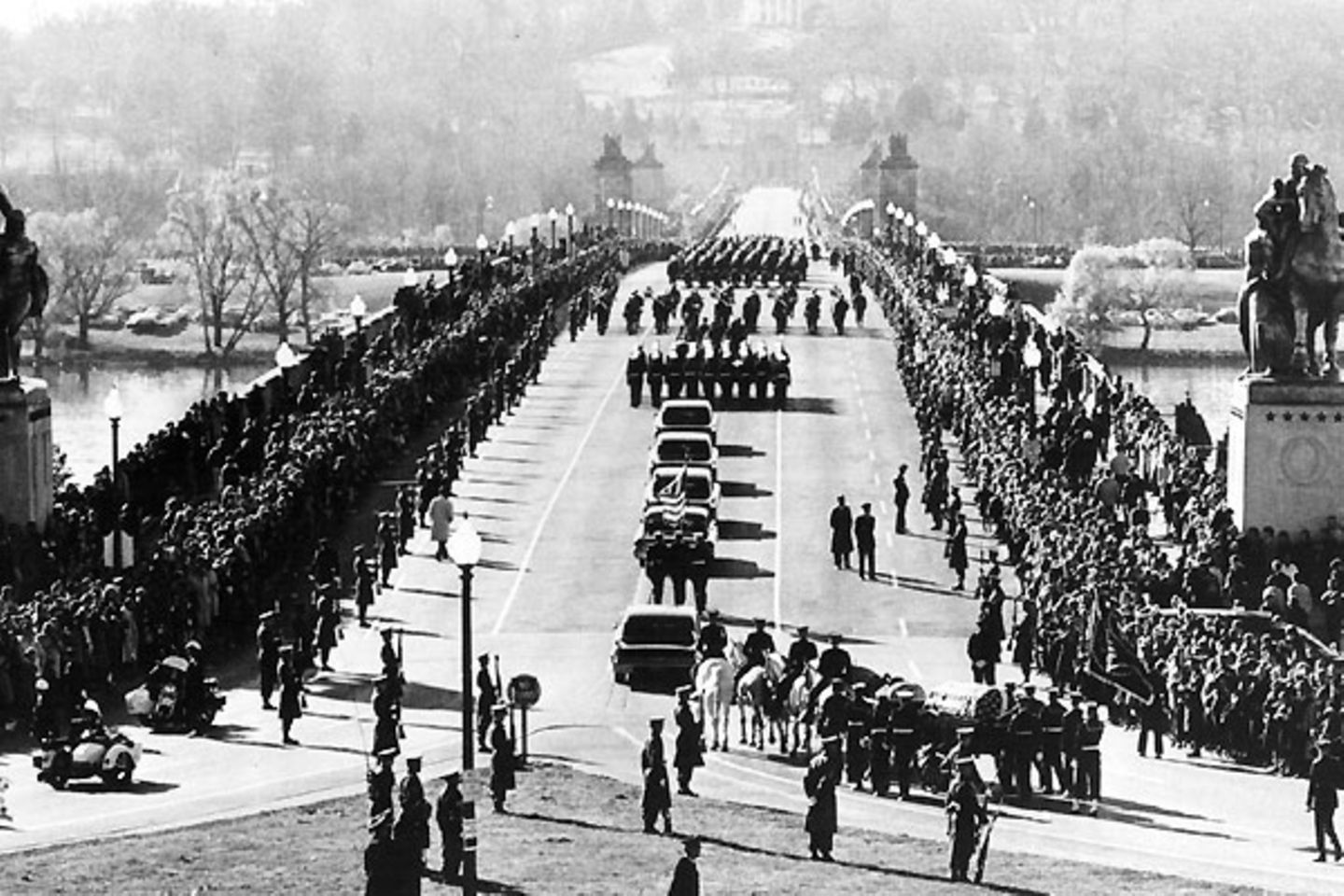 John F. Kennedy    Die Ermordung des populären Präsidenten John F. Kennedy am 22. November 1963 auf offener Straße setzte die Nation unter Schock. Die Hintergründe des Attentats konnten nie restlos aufgeklärt werden. An der Trauerfeier nahm drei Tage später rund eine Million Menschen teil. Bis heute unvergessen ist der Moment, als sich Kennedys dreijähriger Sohn John von seiner Mutter losriss und am Sarg seinem Toten Vater salutierte