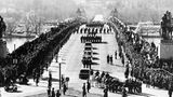 John F. Kennedy    Die Ermordung des populären Präsidenten John F. Kennedy am 22. November 1963 auf offener Straße setzte die Nation unter Schock. Die Hintergründe des Attentats konnten nie restlos aufgeklärt werden. An der Trauerfeier nahm drei Tage später rund eine Million Menschen teil. Bis heute unvergessen ist der Moment, als sich Kennedys dreijähriger Sohn John von seiner Mutter losriss und am Sarg seinem Toten Vater salutierte