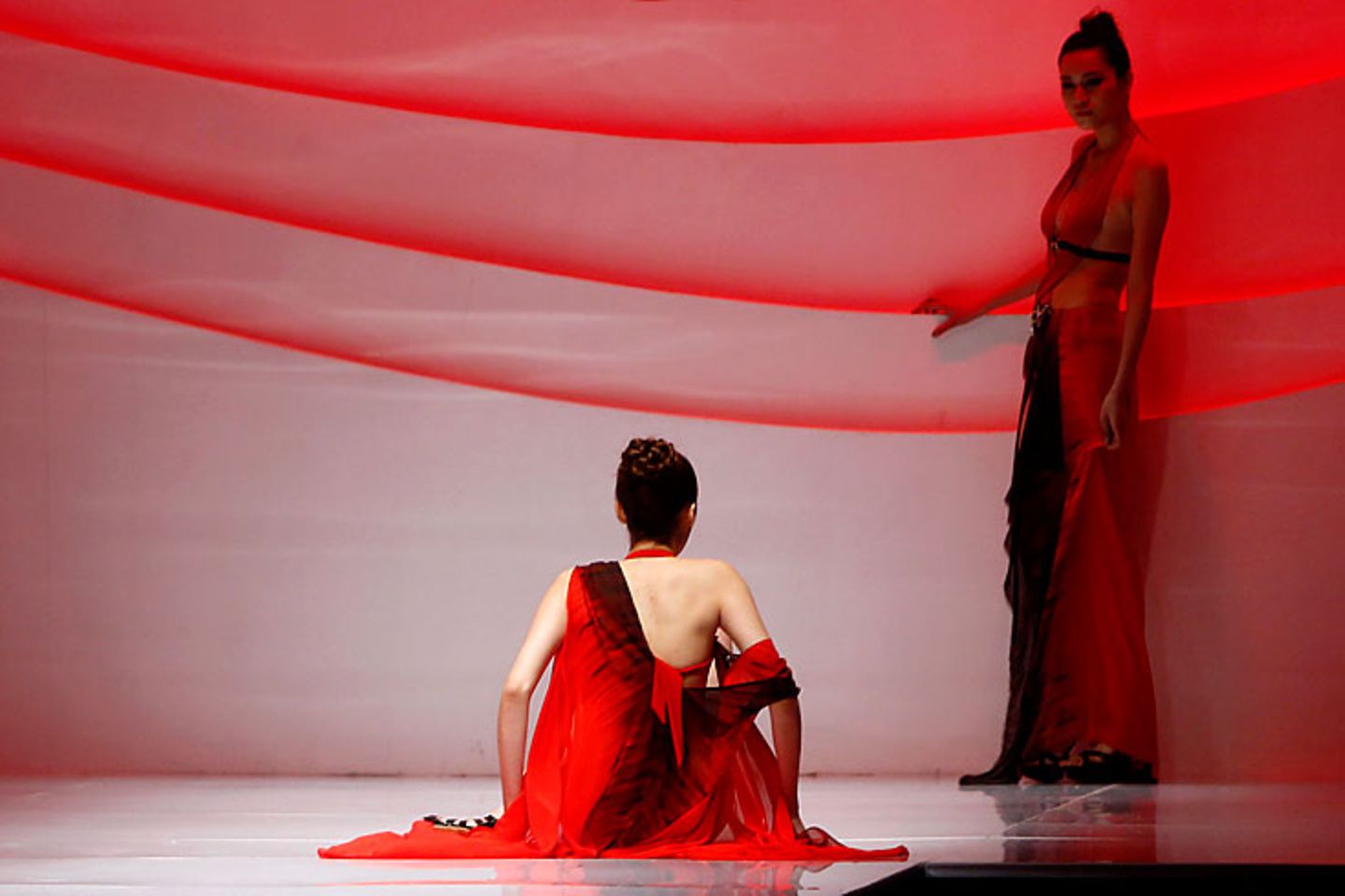 Mitunter kann ein Sturz aber auch wie eine kalkulierte Theaterinszenierung wirken, wie dieses Model auf der China Fashion Week in Peking im Frühjahr 2011 vormacht.