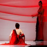 Mitunter kann ein Sturz aber auch wie eine kalkulierte Theaterinszenierung wirken, wie dieses Model auf der China Fashion Week in Peking im Frühjahr 2011 vormacht.