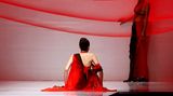 Mitunter kann ein Sturz aber auch wie eine kalkulierte Theaterinszenierung wirken, wie dieses Model auf der China Fashion Week in Peking im Frühjahr 2011 vormacht.