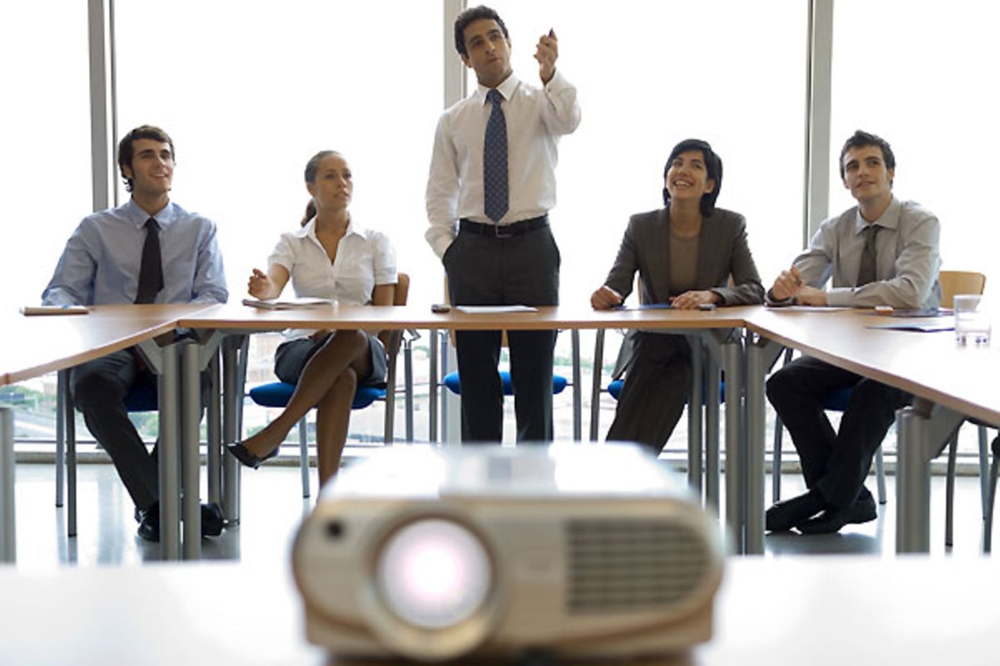 "Jeder Top-Management Berater, egal ob bei McKinsey, BCG oder A.T.Kearney, weiß genau: Querformat ist das das einzige Format, in dem es sich zu denken lohnt, da intelligentes Denken nur in Form von Powerpoint-Präsentationen vorkommt, und die sind quer. Bei jeder Zeitung und jedem Buch lässt sich das Problem leicht beheben: Einfach aufklappen. Es lebe das Querdenken!", schreibt Isabella Francesco aus Berlin