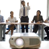 "Jeder Top-Management Berater, egal ob bei McKinsey, BCG oder A.T.Kearney, weiß genau: Querformat ist das das einzige Format, in dem es sich zu denken lohnt, da intelligentes Denken nur in Form von Powerpoint-Präsentationen vorkommt, und die sind quer. Bei jeder Zeitung und jedem Buch lässt sich das Problem leicht beheben: Einfach aufklappen. Es lebe das Querdenken!", schreibt Isabella Francesco aus Berlin