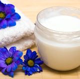 Falls die Haut an Ihren Füßen trocken ist, können Sie sie ein bis zwei Mal am Tag mit einer Feuchtigkeitslotion eincremen. Sparen Sie dabei aber die Zehenzwischenräume aus: Die Cremes ziehen dort sowieso schlecht ein und bieten Pilzen und Bakterien einen guten Nährboden