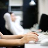 Stimmen Sie Stuhl und Schreibtisch aufeinander ab: Die Sitzfläche sollte so hoch sein, dass Ihre Arme etwa im 90 Grad-Winkel auf der Tischplatte liegen. Zwischen Ober- und Unterschenkel bildet sich im Idealfall ein rechter Winkel, Ihre Knie liegen also nicht über Ihrer Po-Ebene. Am besten sind sie sogar etwa tiefer als der Allerwerteste. Und die Füße müssen flach auf dem Boden stehen. Falls das nicht klappt, hilft eine Fußbank