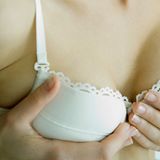 100 Jahre BH  Fest umschlossen: Der "Büstenhalter" wird diese Woche 100 Jahre alt. Das Jubiläum für das reizende Stück Wäsche wäre in Frankreich fast vergessen worden: Als die Pariser 1889 den Eiffelturm einweihten, schnitt die Miedermacherin Herminie Cadolle an der Seine ein Fischbein-Korsett entzwei und revolutionierte die Damenmode: Der BH war geboren