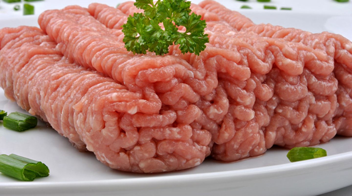 "Zu verbrauchen bis ..." steht auf leicht verderblichen Lebensmitteln wie beispielsweise Hackfleisch. Nach Ablauf der angegebenen Frist dürfen sie nicht mehr verkauft werden, sie sollten auch nicht mehr gegessen werden