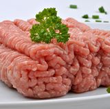 "Zu verbrauchen bis ..." steht auf leicht verderblichen Lebensmitteln wie beispielsweise Hackfleisch. Nach Ablauf der angegebenen Frist dürfen sie nicht mehr verkauft werden, sie sollten auch nicht mehr gegessen werden