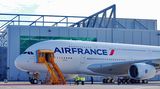 Die erste von zwölf bestellten A380  Als die Pläne für das Großraumflugzeug noch aus Papier bestanden, gehörte Air France im Jahr 2000 zu den Erstbestellern des doppelstöckigen Flugzeugs. Die französische Fluggesellschaft betreibt außerdem die größte Airbus-Flotte weltweit