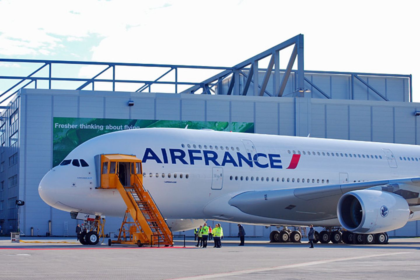 Die erste von zwölf bestellten A380  Als die Pläne für das Großraumflugzeug noch aus Papier bestanden, gehörte Air France im Jahr 2000 zu den Erstbestellern des doppelstöckigen Flugzeugs. Die französische Fluggesellschaft betreibt außerdem die größte Airbus-Flotte weltweit