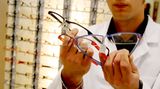 Brillen-Zusatzversicherung    Auch hier füllen die privaten Zusatzversicherungen eine Lücke im Leistungsangebot, die die gesetzliche Krankenversicherung erst gerissen hat: Seitdem die Kosten für Brillen nicht mehr übernommen werden (außer für Kinder und bei wirklich schweren Augenerkrankungen), bieten viele Versicherungen an, die Kosten gegen einen geringen Monatsbeitrag, teilweise unter fünf Euro, zu übernehmen. Brillenzusatzversicherungen gibt's oft in Kombination mit Zahnzusatzversicherungen. Es gilt die Faustregel: Wer nur eine einfache Sehhilfe braucht, beispielsweise zum Lesen, für den lohnt sich die Versicherung nicht. Wer Teures braucht und bevorzugt, für den wird es schon interessanter