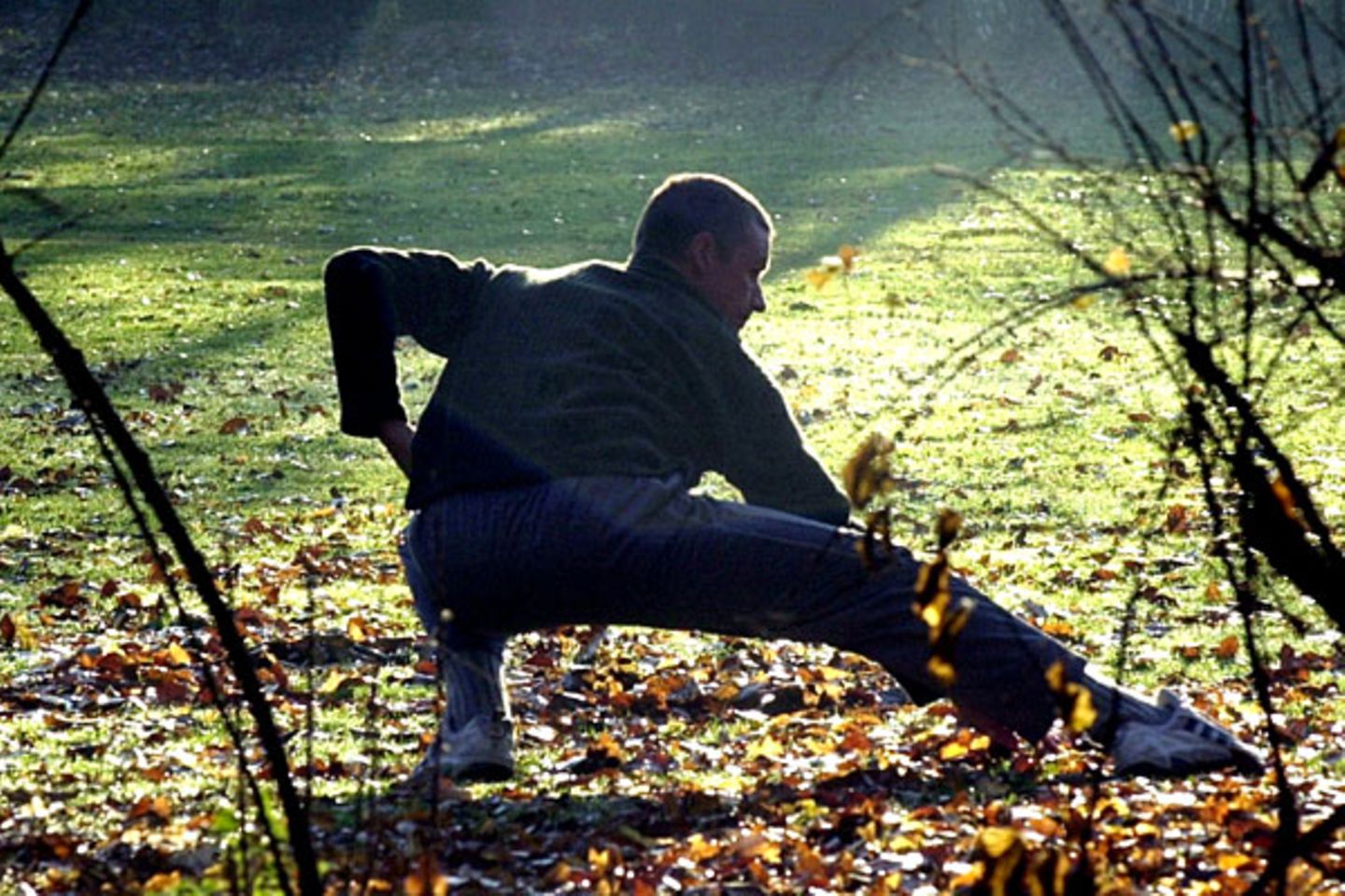 November-Blues: Mehr Bewegung Bewegen Sie sich möglichst viel an frischer Luft: Das pustet die Lungen durch und man bekommt Glückshormone gratis dazu. Wenn Sie sich im bewegungsarmen Alltag durch Sport in Schwung bringen, werden Sie ausgeglichener und zufriedener. Sie sind aktiver, können morgens leichter aufstehen und fühlen sich auch bei der Arbeit besser. Grundsätzlich ist jeder Sport gut, der Ihnen Spaß macht. Freude an der Bewegung ist wichtiger als Kalorien zu verbrennen Mehr Bewegung Bewegen Sie sich möglichst viel an frischer Luft: Das pustet die Lungen durch und man bekommt Glückshormone gratis dazu. Wenn Sie sich im bewegungsarmen Alltag durch Sport in Schwung bringen, werden Sie ausgeglichener und zufriedener. Sie sind aktiver, können morgens leichter aufstehen und fühlen sich auch bei der Arbeit besser. Grundsätzlich ist jeder Sport gut, der Ihnen Spaß macht. Freude an der Bewegung ist wichtiger als Kalorien zu verbrennen