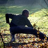 Mehr Bewegung    Bewegen Sie sich möglichst viel an frischer Luft: Das pustet die Lungen durch und man bekommt Glückshormone gratis dazu. Wenn Sie sich im bewegungsarmen Alltag durch Sport in Schwung bringen, werden Sie ausgeglichener und zufriedener. Sie sind aktiver, können morgens leichter aufstehen und fühlen sich auch bei der Arbeit besser. Grundsätzlich ist jeder Sport gut, der Ihnen Spaß macht. Freude an der Bewegung ist wichtiger als Kalorien zu verbrennen