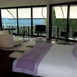 Viel Raumgefühl durch bis zum Boden reichende Fenster: Die Rundungen in den Neubauzimmern erfordern eine kostspielig individuell gestaltete Einrichtung