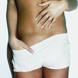 Po-Unfall in Holland    Sollte eine lustige Provokation sein, ging aber gründlich daneben: Ein 21-Jähriger Niederländer ist in Utrecht mit dem nackten Hintern in eine Schaufensterscheibe gefallen und hat sich schwere Schnittwunden zugezogen. Wie die Polizei mitteilte, rannte er zusammen mit zwei weiteren jungen Männern mit heruntergelassener Hose eine Straße entlang und drückte das werte Hinterteil gegen die Scheibe eines Restaurants. Die splitterte, und der Flitzer erlitt "tiefe Wunden am Gesäß". Die drei freizügigen Männer wurden festgenommen. Weil sie sich verpflichteten, die kaputte Scheibe zu bezahlen, verzichtete der Restaurantbesitzer auf eine Anzeige