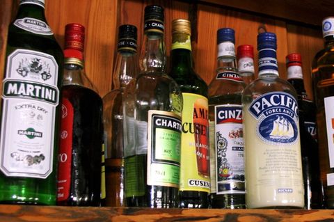 Nach dem Willen der Drogenbeauftragten Sabine Bätzing sollen künftig besondere Etiketten auf Alkoholflaschen vor dem Alkoholmissbrauch warnen