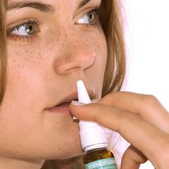 Sprays und Tropfen machen kurzfristig die Nase frei, schaden aber auf Dauer