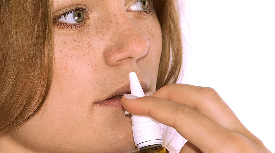 Sprays und Tropfen machen kurzfristig die Nase frei, schaden aber auf Dauer
