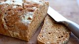 Vollkorn heißt, das Brot enthält kleine Anteile an ganzen Körnern. Die Bezeichnung "Vollkornbrot" garantiert mindestens 90 Prozent Vollkornanteil im Mehl. Also wundern Sie sich nicht, wenn manchmal angegeben ist, dass der Vollkornanteil beispielsweise 55 Prozent beträgt - und nicht 90 Prozent. Brot besteht auch aus anderen Zutaten, etwa Wasser. Die 90 Prozent beziehen sich nur auf das Mehl, nicht auf das Gesamtprodukt