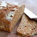 Vollkorn heißt, das Brot enthält kleine Anteile an ganzen Körnern. Die Bezeichnung "Vollkornbrot" garantiert mindestens 90 Prozent Vollkornanteil im Mehl. Also wundern Sie sich nicht, wenn manchmal angegeben ist, dass der Vollkornanteil beispielsweise 55 Prozent beträgt - und nicht 90 Prozent. Brot besteht auch aus anderen Zutaten, etwa Wasser. Die 90 Prozent beziehen sich nur auf das Mehl, nicht auf das Gesamtprodukt