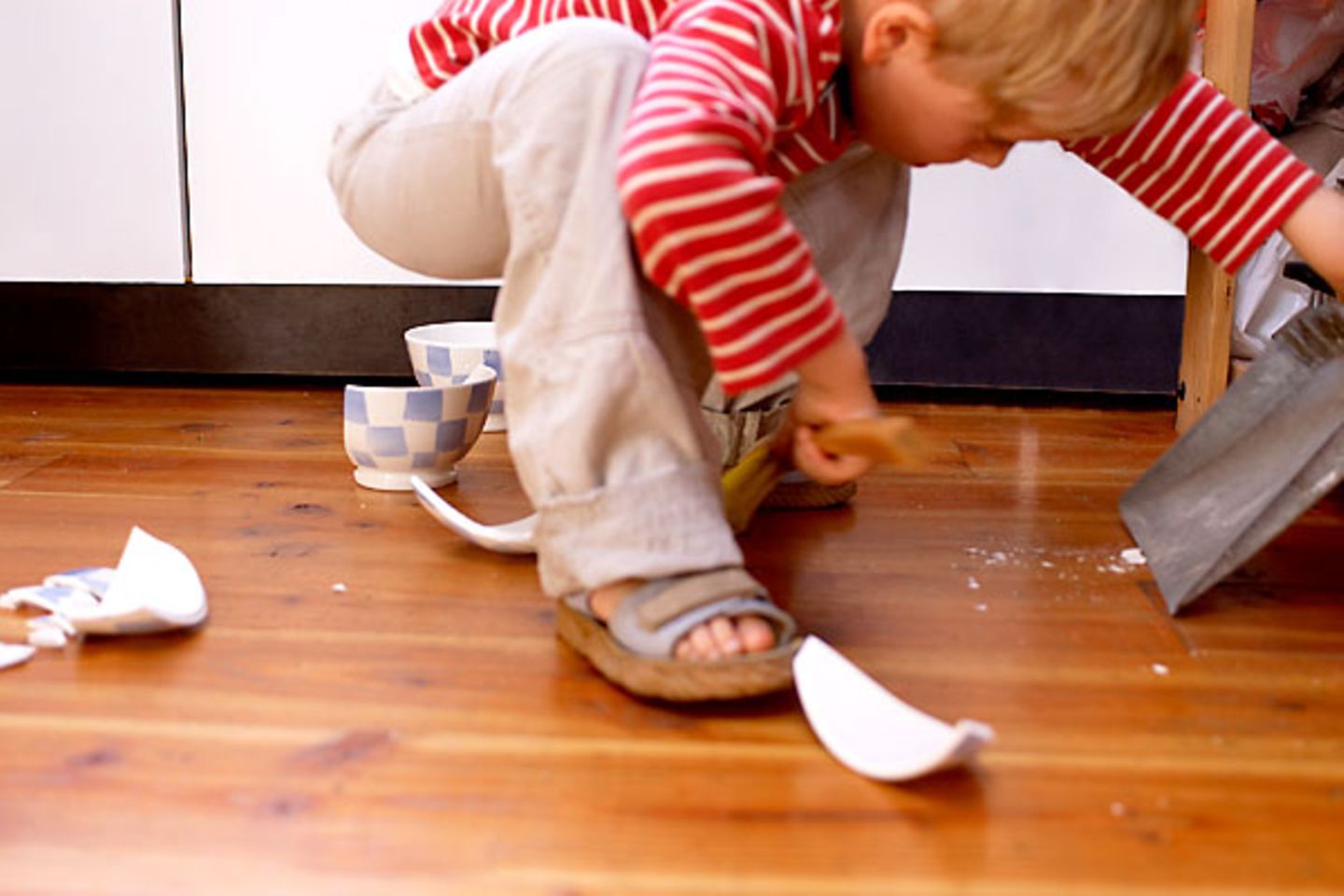 "Manchmal würde man den Menschen am liebsten raten, die ersten paar Seiten von Aldous Huxleys 'Schöne neue Welt' zu lesen. Sind denn Kinder ein Produkt? Sollten wir vielleicht eine Marktanalyse durchführen? Angebot und Nachfrage, Kosten und Nutzen klären? Oder wie wäre es mit einer entsprechenden Vermarktung? Nach dem Motto: 'Heute im Sonderangebot - Ihr Kind nach Wunsch und Maß'? Natürlich sind Verbesserungen wünschenswert, aber man muss sich doch stets fragen: Wo beginnt die Grenze zwischen Hilfe und Missbrauch? Vorauswahl ist eine Beleidigung, eine Kränkung, eine Verletzung der menschlichen Würde. Mit welchem Recht hat das Kind unseren Wünschen zu entsprechen? Sind es nicht gerade die Fehler, also auch die im Menschen, die uns letztendlich weiterbringen? Wie wäre es wohl in einer Welt ohne Fehler?", schreibt Anneke Gässler