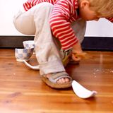 "Manchmal würde man den Menschen am liebsten raten, die ersten paar Seiten von Aldous Huxleys 'Schöne neue Welt' zu lesen. Sind denn Kinder ein Produkt? Sollten wir vielleicht eine Marktanalyse durchführen? Angebot und Nachfrage, Kosten und Nutzen klären? Oder wie wäre es mit einer entsprechenden Vermarktung? Nach dem Motto: 'Heute im Sonderangebot - Ihr Kind nach Wunsch und Maß'? Natürlich sind Verbesserungen wünschenswert, aber man muss sich doch stets fragen: Wo beginnt die Grenze zwischen Hilfe und Missbrauch? Vorauswahl ist eine Beleidigung, eine Kränkung, eine Verletzung der menschlichen Würde. Mit welchem Recht hat das Kind unseren Wünschen zu entsprechen? Sind es nicht gerade die Fehler, also auch die im Menschen, die uns letztendlich weiterbringen? Wie wäre es wohl in einer Welt ohne Fehler?", schreibt Anneke Gässler