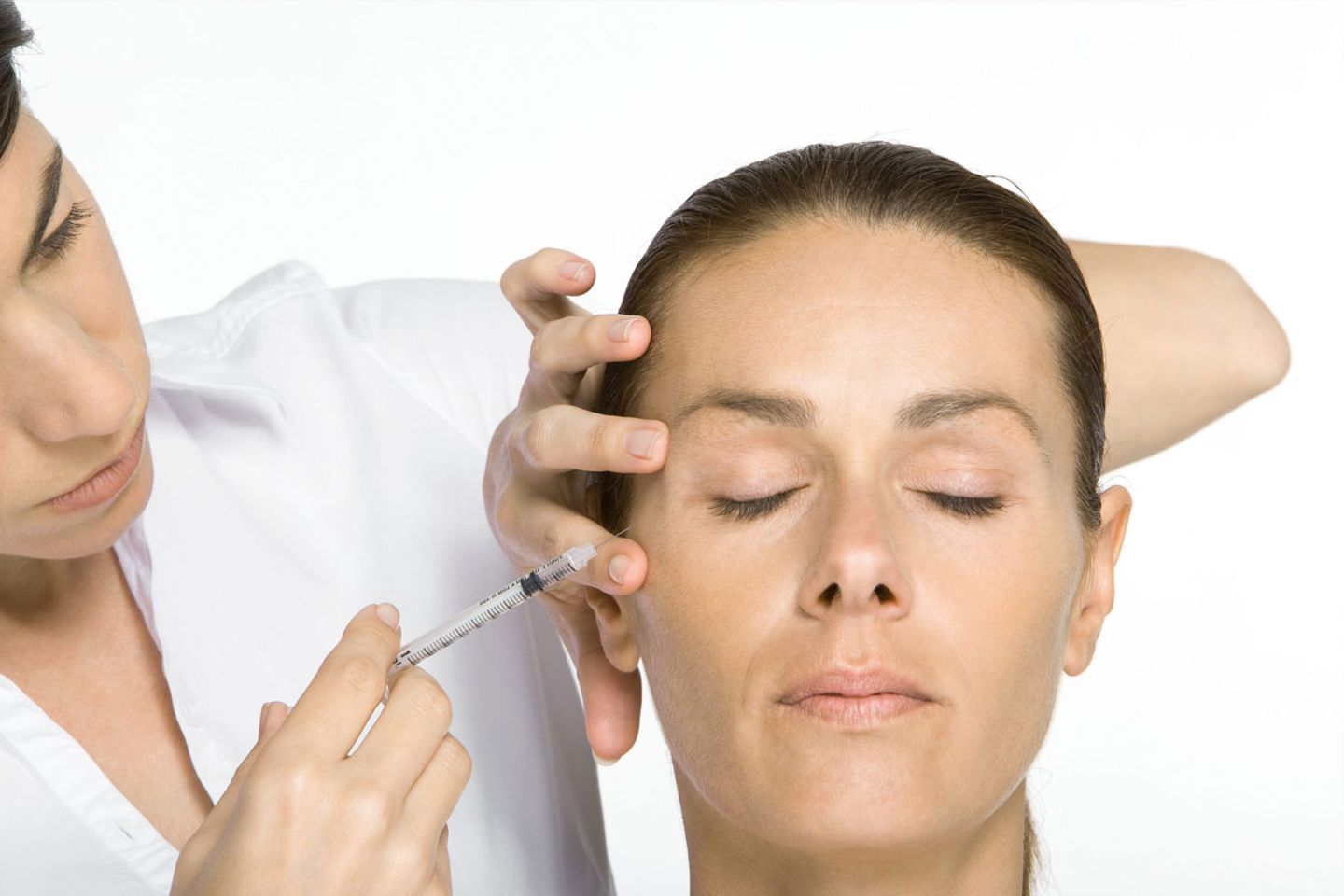 Botox ist einer der bekanntesten Faltenglätter. Ärzte spritzen das Gift in die Muskeln des Gesichts, um sie ruhig zu stellen.