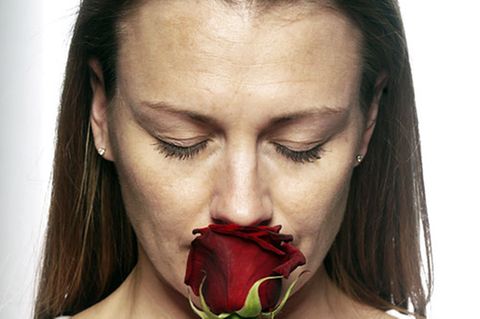 Den Duft einer Rose einatmen - eine der kleinen Freuden, auf die Menschen mit Anosmie verzichten müssen