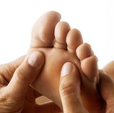 Wenn Sie schlecht an Ihre Füße herankommen, bitten Sie jemanden aus der Familie oder aus dem Freundeskreis um Hilfe bei der täglichen Fußschau