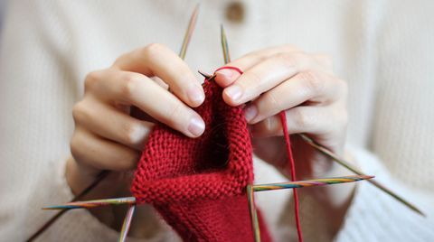 Egal, ob Sie im Garten Unkraut zupfen, einen Pullover stricken oder Unterlagen kopieren: Verharren Sie nicht zu lange in einer Position. Wenn möglich, gönnen Sie sich bei allen einseitigen körperlichen Tätigkeiten nach 20 bis 30 Minuten eine Pause. Besser noch: Strecken und dehnen Sie sich zwischendurch.
