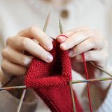 Egal, ob Sie im Garten Unkraut zupfen, einen Pullover stricken oder Unterlagen kopieren: Verharren Sie nicht zu lange in einer Position. Wenn möglich, gönnen Sie sich bei allen einseitigen körperlichen Tätigkeiten nach 20 bis 30 Minuten eine Pause. Besser noch: Strecken und dehnen Sie sich zwischendurch.