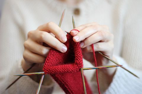 Egal, ob Sie im Garten Unkraut zupfen, einen Pullover stricken oder Unterlagen kopieren: Verharren Sie nicht zu lange in einer Position. Wenn möglich, gönnen Sie sich bei allen einseitigen körperlichen Tätigkeiten nach 20 bis 30 Minuten eine Pause. Besser noch: Strecken und dehnen Sie sich zwischendurch.