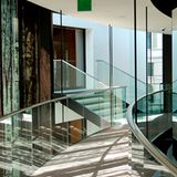 Licht- und Schattenspiele in den Gängen des geschwungenen Neubaus wie bei einem Waldspaziergang: Die Stufen führen zum Altbau. Der Übergang wird vom Personal "the kiss" genannt