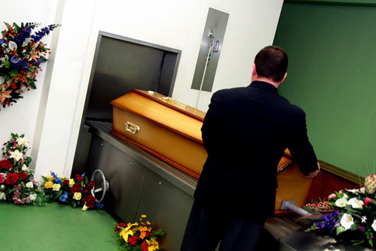 Die Bestatter: Service Corp. ISIN: US8175651046    Mehr als 20.000 Mitarbeiter sind bei dem größten Bestatter und Friedhofsbetreiber der USA beschäftigt. Wer auf die Konjunkturunabhängigkeit der Aktie setzte, wurde enttäuscht. Der Kurs der Service Corp. halbierte sich in den vergangenen sechs Monaten