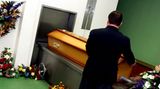 Die Bestatter: Service Corp. ISIN: US8175651046    Mehr als 20.000 Mitarbeiter sind bei dem größten Bestatter und Friedhofsbetreiber der USA beschäftigt. Wer auf die Konjunkturunabhängigkeit der Aktie setzte, wurde enttäuscht. Der Kurs der Service Corp. halbierte sich in den vergangenen sechs Monaten