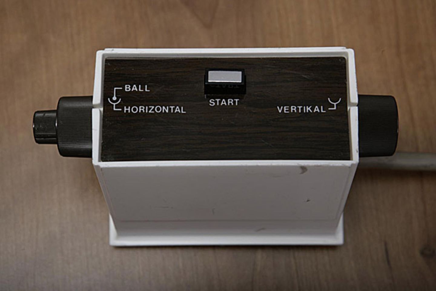 Der Controller der Verkaufsversion der "Odyssey" sah etwas anders aus als der des Prototypen: in der Mitte ein Resetknopf, um die Software neu zu starten. Die großen Knöpfe steuerten den Schläger, und der kleinere linke Drehregler konnte die Flugbahn des Balles beeinflussen