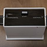 Der Controller der Verkaufsversion der "Odyssey" sah etwas anders aus als der des Prototypen: in der Mitte ein Resetknopf, um die Software neu zu starten. Die großen Knöpfe steuerten den Schläger, und der kleinere linke Drehregler konnte die Flugbahn des Balles beeinflussen