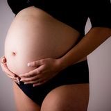 "Als meine Frau und ich jung verheiratet waren und uns Kinder wünschten, sagte uns ein Arzt, dass wir keine bekommen können. Nach und nach haben wir uns damit abgefunden und konnten dann auch gut kinderlos leben. Nach gut neun Jahren wurde meine Frau dann doch noch schwanger und brachte das erste unserer zwei Kinder zur Welt. Dietrich Bonhoeffer hat gesagt: 'Es gibt ein erfülltes Leben trotz unerfüllter Wünsche.' Das hat sich in unserem Leben bestätigt. Aber viele Menschen wollen das heute nicht mehr akzeptieren und machen deshalb die verrücktesten Verrenkungen, um Eltern zu werden um jeden Preis. Ob sie dann aber wirklich glücklicher werden?", schreibt Detlev Fleischhammel