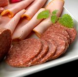 Meiden Sie verborgene Fette: 30 Gramm Salami hat etwa zehn Gramm Fett, Kochschinken aber nur ein Gramm. Ein Wiener Schnitzel enthält rund zehn Gramm Fett, ein unpaniertes Kalbsschnitzel nur zwei Gramm.