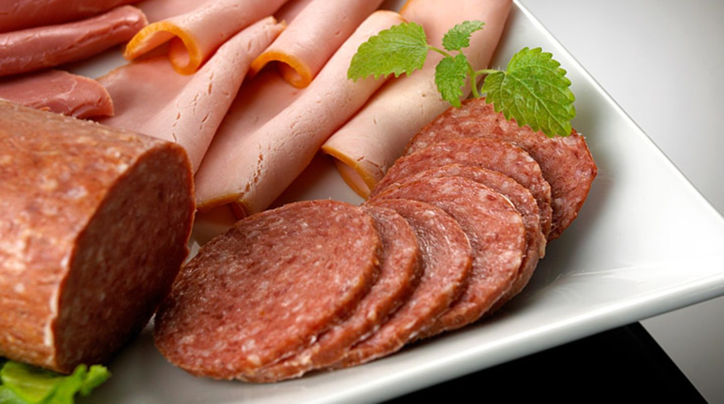 Meiden Sie verborgene Fette: 30 Gramm Salami hat etwa zehn Gramm Fett, Kochschinken aber nur ein Gramm. Ein Wiener Schnitzel enthält rund zehn Gramm Fett, ein unpaniertes Kalbsschnitzel nur zwei Gramm.