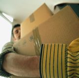 Tragen Sie schwere Lasten möglichst dicht am Körper. Dann brauchen Sie weniger Kraft zum Schleppen.