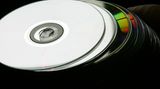 Seit den 1950er Jahren gibt es Hörbücher auf CD - auch Blinde und Sehbehinderte haben so Lesespaß. Der ist jedoch im vergangenen Jahr erheblich teurer geworden - um 36,2 Prozent. Mit einem dritten Platz schaffen die Hörbücher auf CD es aufs Preistreiber-Treppchen