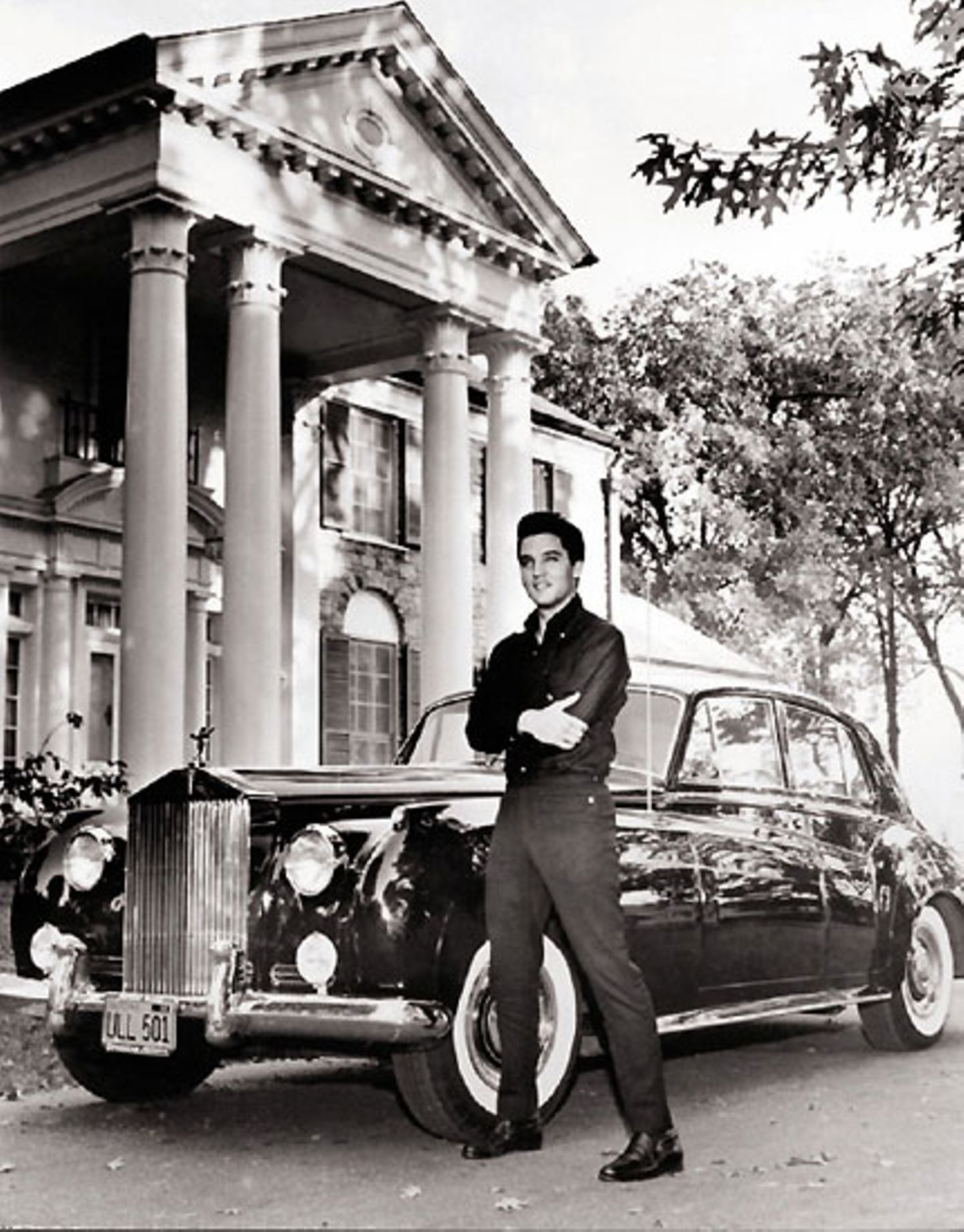 Elvis vor seinem Haus in Graceland mit seinem Rolls Royce Silver Cloud von 58