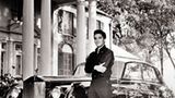 Elvis vor seinem Haus in Graceland mit seinem Rolls Royce Silver Cloud von 58