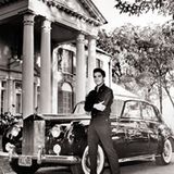Elvis vor seinem Haus in Graceland mit seinem Rolls Royce Silver Cloud von 58