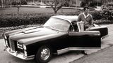 Dean Martin steigt aus seinem 61er Facel Vega, einem luxuriösen, in Frankreich gebauten Auto mit V8 – Motor von Chrysler