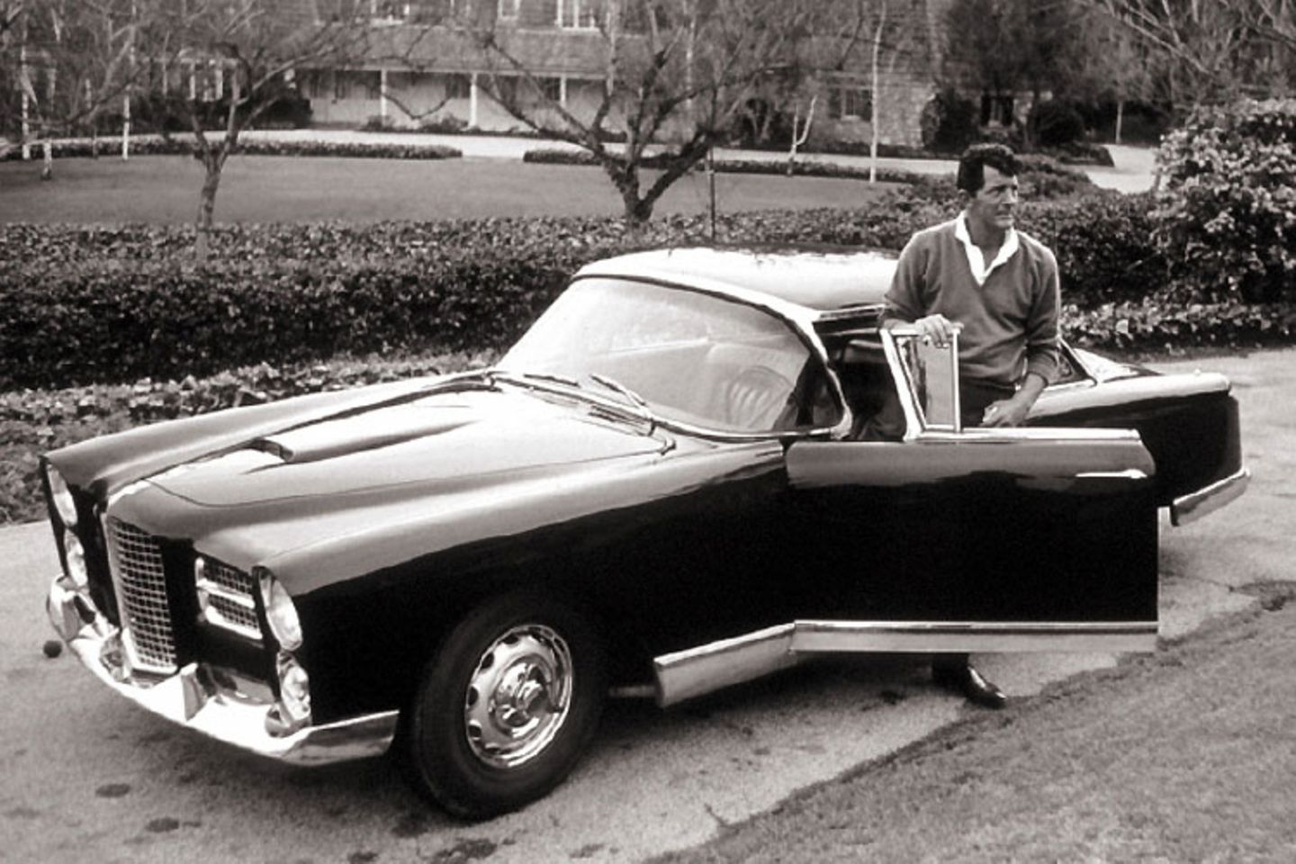 Dean Martin steigt aus seinem 61er Facel Vega, einem luxuriösen, in Frankreich gebauten Auto mit V8 – Motor von Chrysler