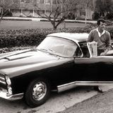 Dean Martin steigt aus seinem 61er Facel Vega, einem luxuriösen, in Frankreich gebauten Auto mit V8 – Motor von Chrysler