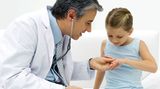 Auch wenn sie nicht immer frohe Botschaften überbringen: Deutsche Ärzte genießen immer noch ein hohes Ansehen. 84 Prozent der Befragten wählten sie auf Platz 5