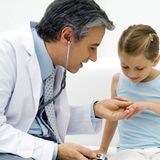 Auch wenn sie nicht immer frohe Botschaften überbringen: Deutsche Ärzte genießen immer noch ein hohes Ansehen. 84 Prozent der Befragten wählten sie auf Platz 5